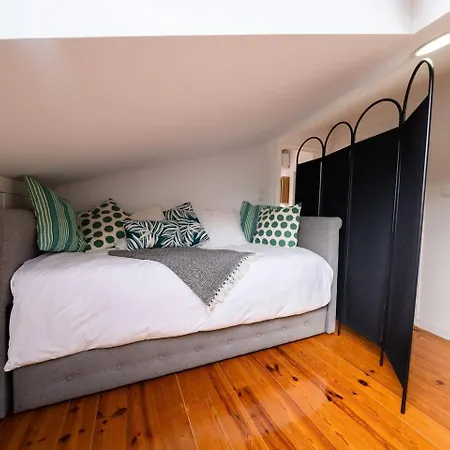 Spacious Penthouse Duplex W Castle Views