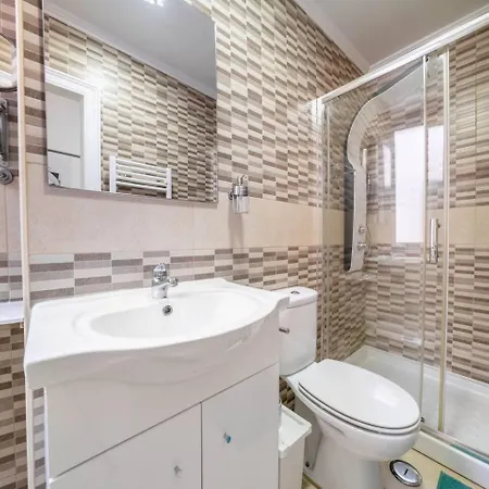 Castle-view Penthouse Duplex In リスボン